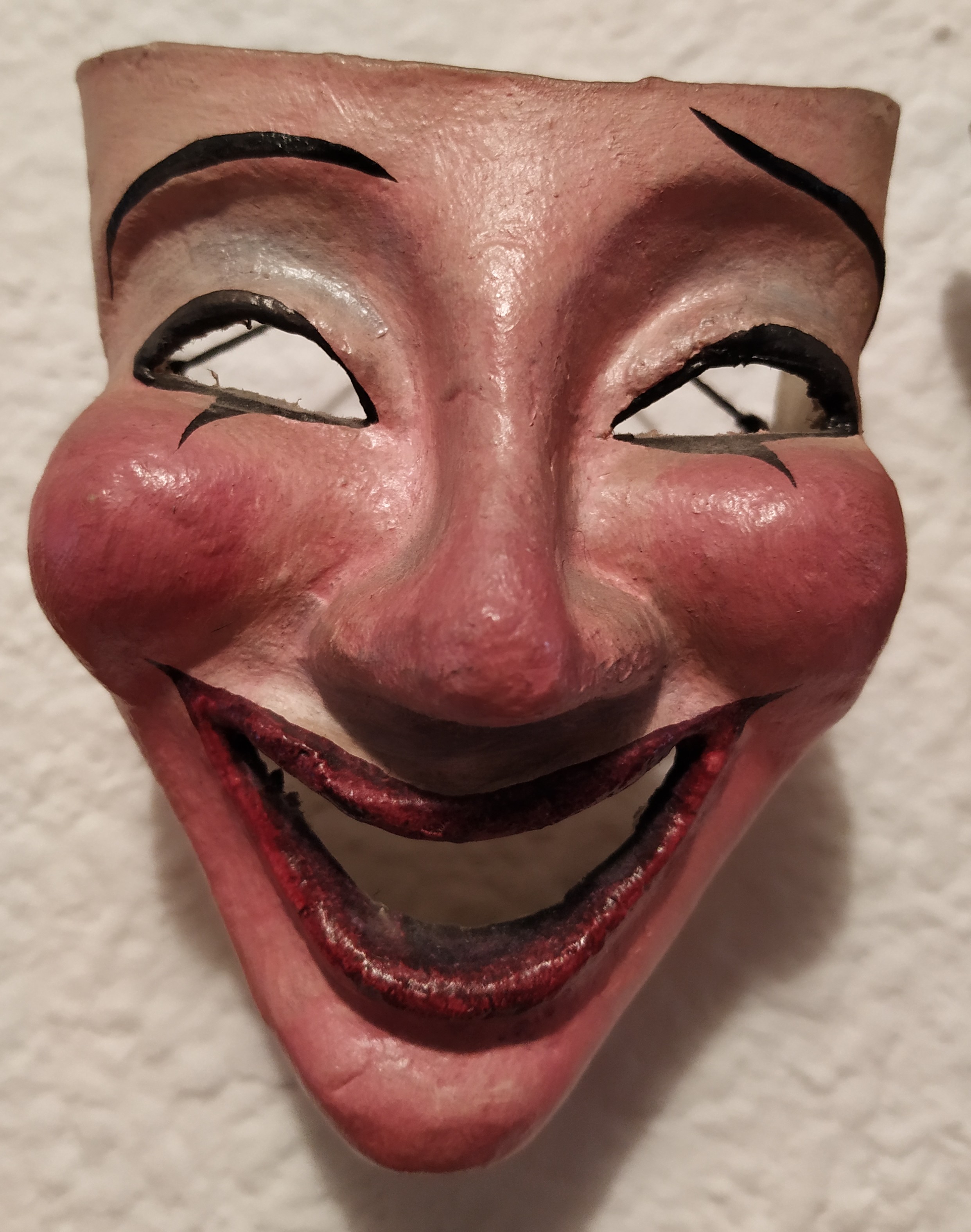 Máscara griega de teatro, sonriendo