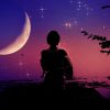 Una mujer de espaldas a contraluz frente a un cielo nocturno azulado con una luna en cuarto menguante