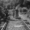 Gente paseando por una antiguas vias de tren