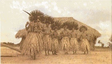 Grupo de aborigenes australianos danzando