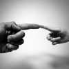 Dos manos una de adulto y otra de niño tocandose por los dedos indices como en la imagen de la capilla sixtina. https://pixabay.com/es/photos/alinear-los-dedos-dedos-%C3%ADndices-71282/