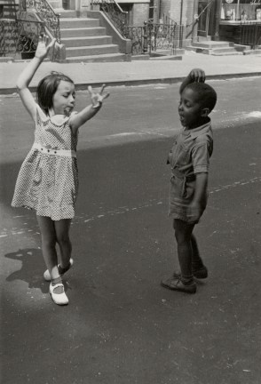 Una niña y un niño bailando flamenco en Nueva York (©Helen Levitt)