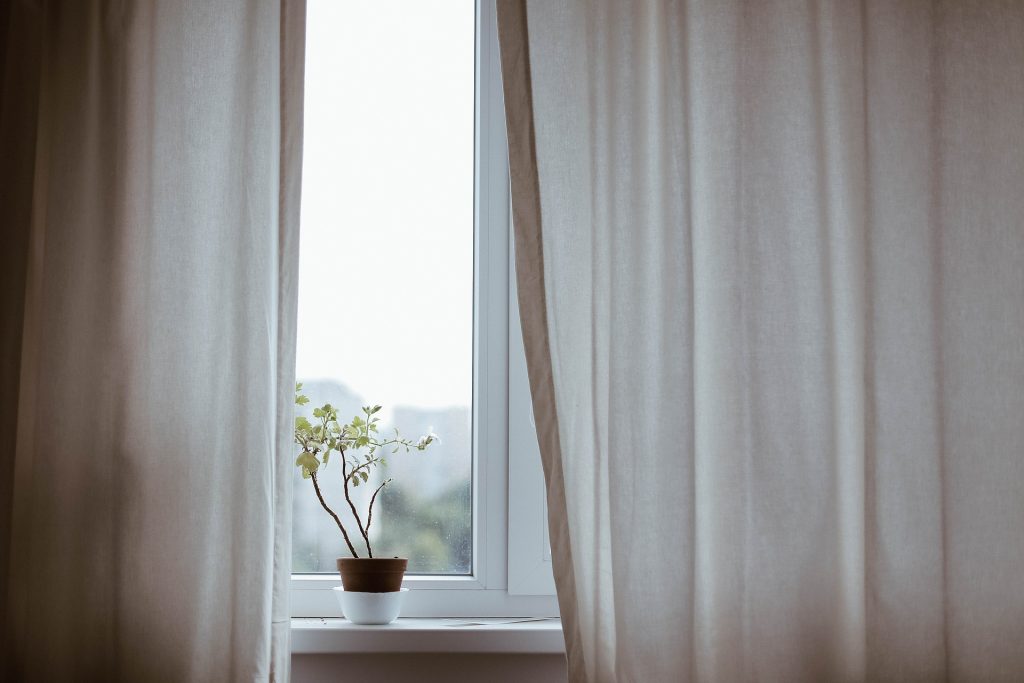 Cortinas blancas con una planta en el antepecho de la ventana.

https://pixabay.com/es/photos/cortinas-decoraci%C3%B3n-interior-planta-1854110/ https://pixabay.com/es/users/pexels-2286921/