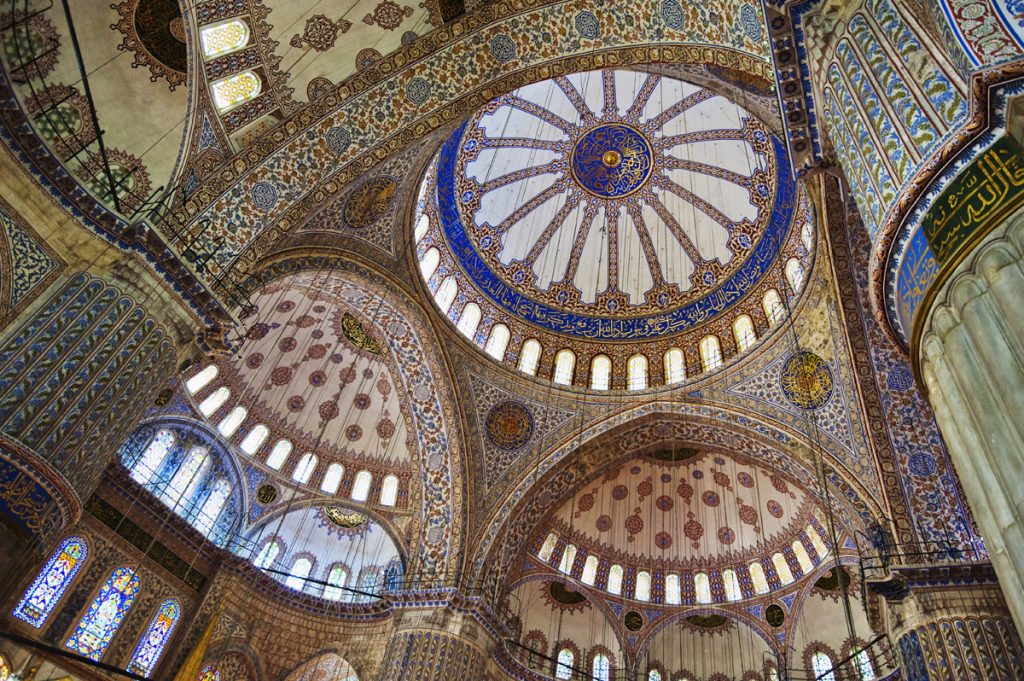 imagen del interior de las cúpulas de la mezquita azul de Estambul con su decoración en tonos azules.