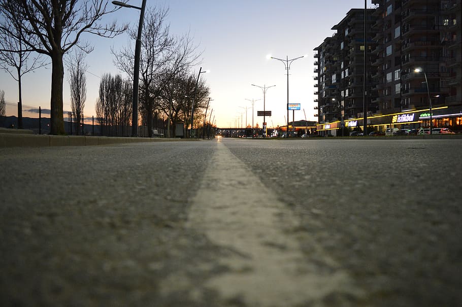 imagen de una calle vacía con la cámara apoyada en el asfalto